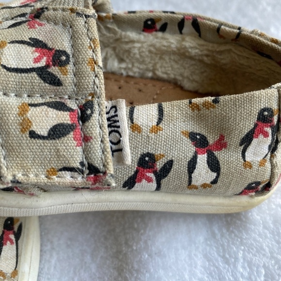 Toms Girl’s Penguin Slip Ons Sherpa Fleece Lined Flats Velcro Toddler Size 5 - Picture 5 of 9